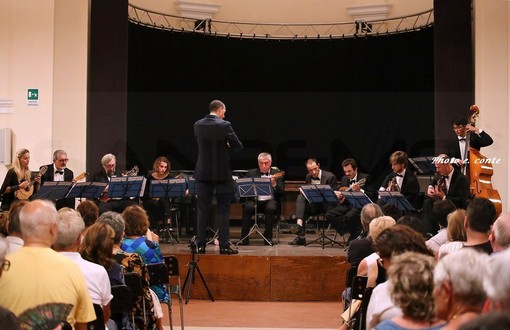 Bordighera: ieri sera all'ex Anglicana il 'Giro del Mondo col mandolino', con l'orchestra 'Euterpe' (Foto e Video)