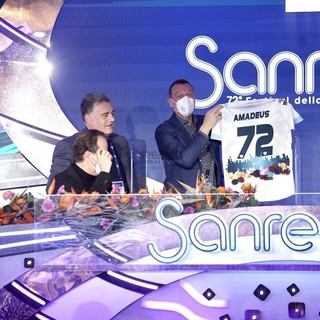 Amadeus con la maglia speciale della Sanremese Amadeus con la maglia speciale della Sanremese