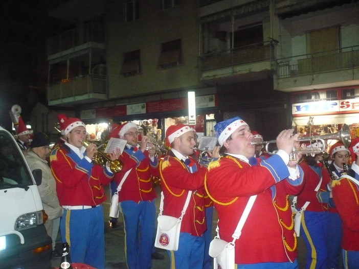 Sanremo: oggi la banda 'Canta e Sciuscia' ha allietato commercianti e clienti