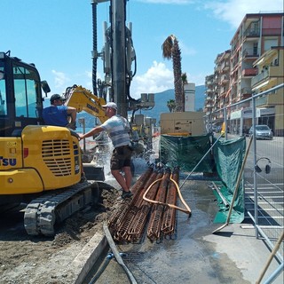 Ventimiglia: trivella buca la condotta del Roya 1 sul lungomare, riparazione in corso ma probabili disservizi in provincia (Foto e Video) Ventimiglia: trivella buca la condotta del Roya 1 sul lungomare, riparazione in corso ma probabili disservizi in provincia (Foto e Video)