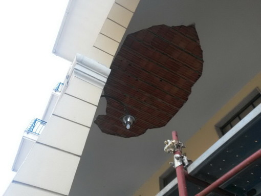 Imperia: crolla una parte del soffitto dei portici di piazza Dante, zona transennata e negozi chiusi Imperia: crolla una parte del soffitto dei portici di piazza Dante, zona transennata e negozi chiusi
