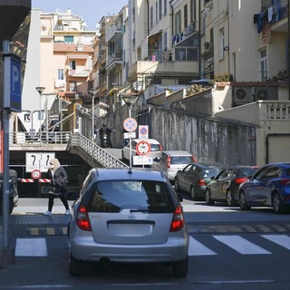 Sanremo: i tamponi in 'drive through' nuovamente al Palafiori e tornano le code in corso Garibaldi (Foto)