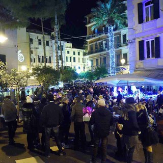 Sanremo: segnali positivi dal Capodanno ma non va giù la musica spenta all'1.30. Vendite ok al Mercato Annonario