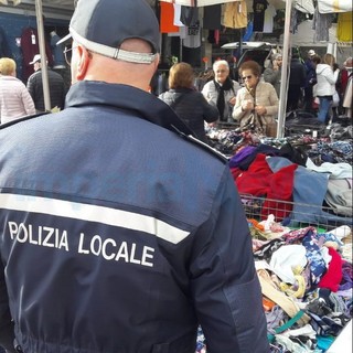 Diano Marina: merce usata non 'igienizzata', serie di sequestri e multe questa mattina al mercato (Foto)