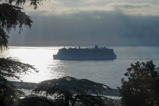 La nave Costa Smeralda in rada a Sanremo (foto Erika Bonazinga)