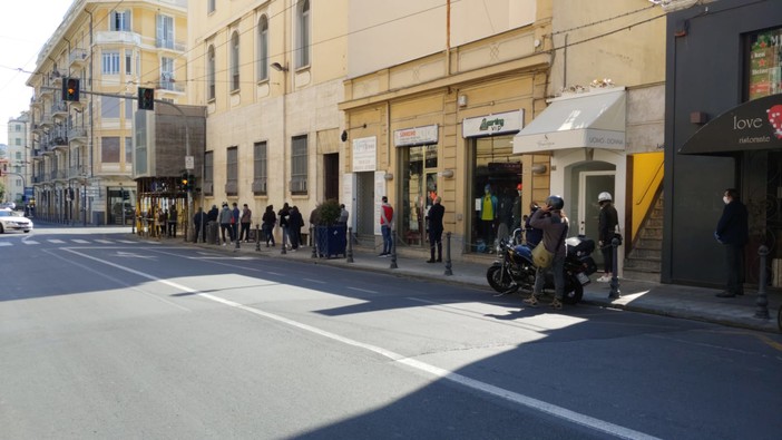 Code, code e ancora code: anche ieri alle Poste era così ma ci dovremo abituare anche per il futuro (Foto)