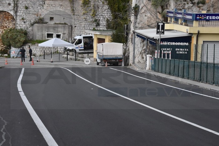 Da venerdì lockdown in Francia: il timore delle code per i frontalieri mentre in molti non hanno ancora fatto il vaccino