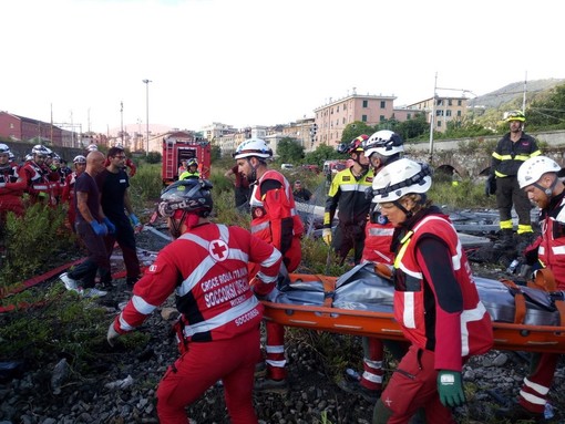 Crollo del ponte in Val Polcevera: sono 9 i feriti ancora in gravi condizioni, si continua a scavare (Foto e Video)