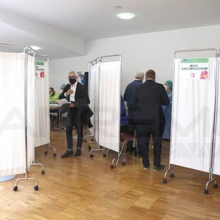 A causa della riduzione delle dosi fornite da AstraZeneca, slittano ad aprile le vaccinazioni per i frontalieri