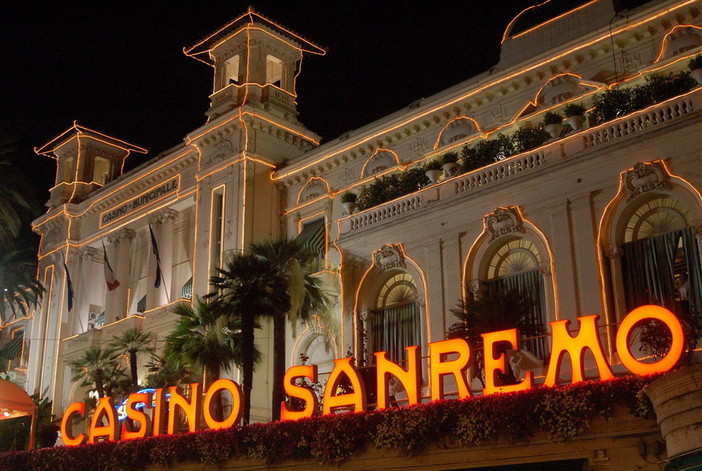 Sanremo: metal detector e guardie armate al Casinò, sicurezza rafforzata dopo la rapina di Campione
