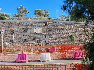 Il tratto di muro lesionato da ricostruire