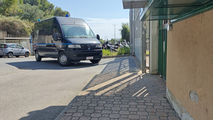 Donna introduce droga nel carcere di Sanremo: hashish, cocaina e morfina intercettate grazie ai controlli e ai cani antidroga