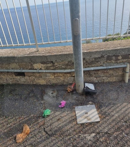 Ospedaletti: furto assurdo nelle ultime ore, rubato il cestino dell'immondizia da via dei Pepi (Foto)