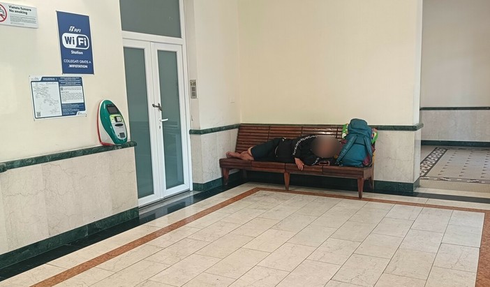 Bordighera, degrado e incuria nella stazione ferroviaria: un lettore «Situazione lesiva per una città turistica»