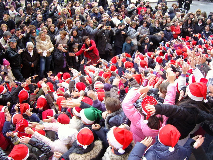 Ventimiglia: le foto dei canti natalizi di ieri della scuola Primaria di via Veneto (1° Circolo)