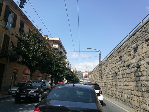 Ventimiglia: traffico caotico in città, quasi impossibile arrivare in Francia sull'Aurelia (Foto)