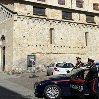 Albenga, tenta di investire un conoscente con un'auto rubata in provincia di Imperia e aggredisce i Carabinieri: arrestato Albenga, tenta di investire un conoscente con un'auto rubata in provincia di Imperia e aggredisce i Carabinieri: arrestato
