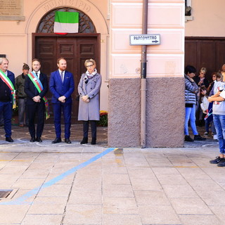 Pontedassio: il gruppo Alpini e gli studenti protagonisti stamattina alle celebrazioni del 4 novembre