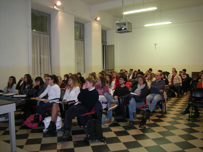 Imperia: ieri al Liceo 'Amoretti' di Imperia la conferenza ‘Il Muro di Berlino: la sottile linea grigia lunga 28 anni’ Imperia: ieri al Liceo 'Amoretti' di Imperia la conferenza ‘Il Muro di Berlino: la sottile linea grigia lunga 28 anni’