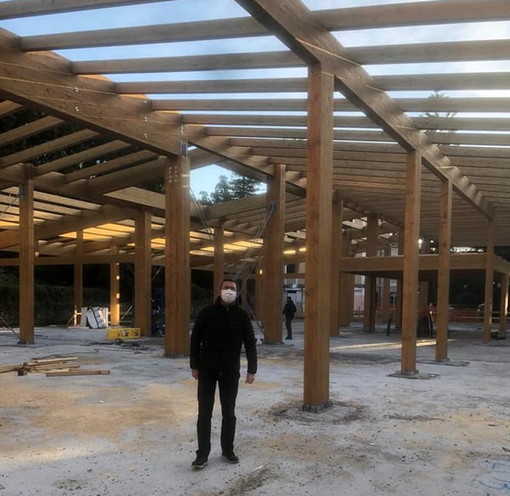 Bordighera: si lavora alla nuova scuola dell'infanzia in via Napoli, ecco la struttura portante in legno (Foto)