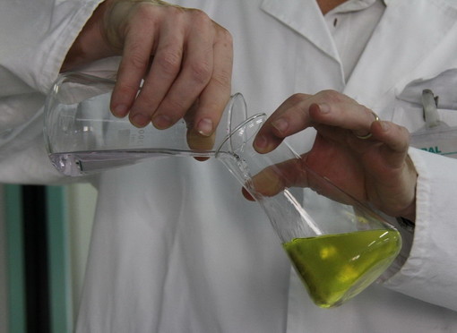 Pieve di Teco, i chimici del ‘Galilei’ incontrano la comunità per analizzare gratuitamente l’olio extravergine di oliva Pieve di Teco, i chimici del ‘Galilei’ incontrano la comunità per analizzare gratuitamente l’olio extravergine di oliva