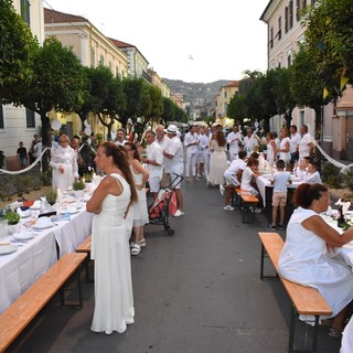 Diano Marina: normative anti Covid-19 non bloccano la 'Cena in Bianco', quest'anno si fa... a casa