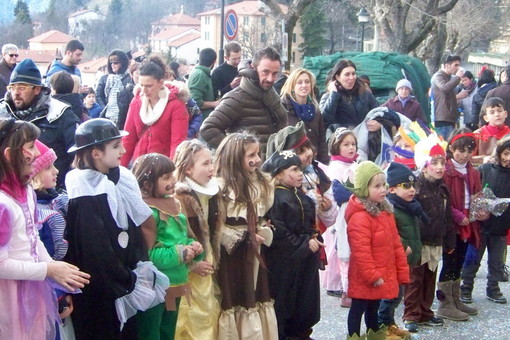 Triora festeggia il Carnevale 2026: carri, giochi e merenda per tutti al Boschetto