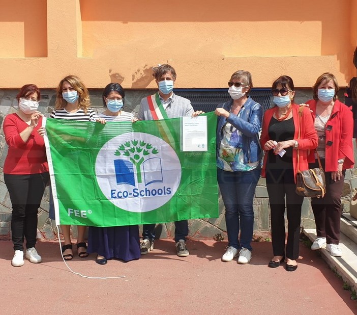 Camporosso: ieri mattina la cerimonia di consegna della 'Bandiera verde' alla scuola Primaria (Foto)