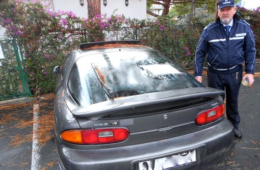 Sanremo: la Polizia Municipale prosegue nel censimento delle auto abbandonate con l'applicazione dei cartelli di avviso (Foto)