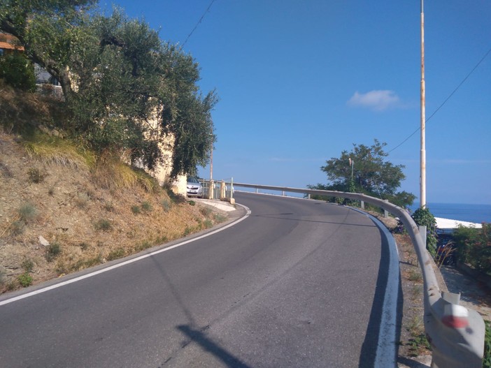 Una delle curve 'cieche' sulla strada per Cipressa Una delle curve 'cieche' sulla strada per Cipressa