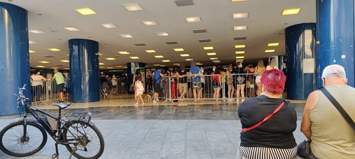 Sanremo: stasera le seconde dosi di vaccino riferite all'open night del 21 luglio, lunghe code al Palafiori (Foto) Sanremo: stasera le seconde dosi di vaccino riferite all'open night del 21 luglio, lunghe code al Palafiori (Foto)