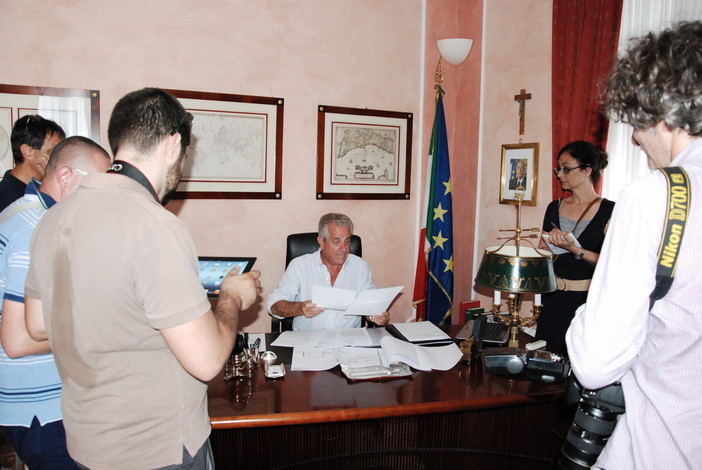 Imperia: perquisizioni a casa Scajola "Ho raggiunto il record di Berlusconi ma tutto viene sempre archiviato!" Imperia: perquisizioni a casa Scajola "Ho raggiunto il record di Berlusconi ma tutto viene sempre archiviato!"