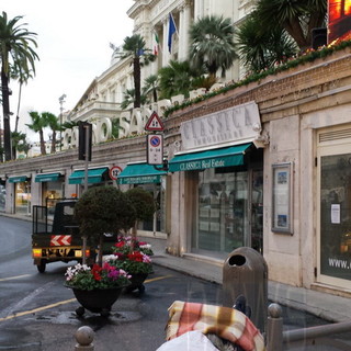 Sanremo: clochard passa la notte sulla panchina di fronte al Casinò... e oggi si presenta il #Festival 2015