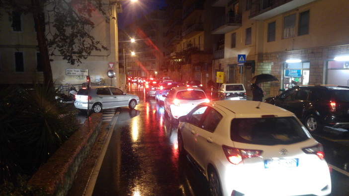 Il traffico di ieri sera in via Galilei