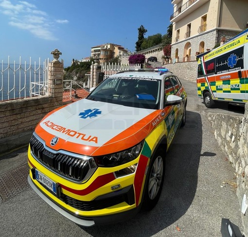 Ventimiglia: bambino di 6 anni cade ai giardini pubblici dall'altezza di due metri, intervento di 118 e Croce Verde Ventimiglia: bambino di 6 anni cade ai giardini pubblici dall'altezza di due metri, intervento di 118 e Croce Verde