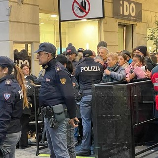 Sanremo: troppe persone all'interno della zona rossa in centro, chiusi i varchi e attimi di tensione (Foto)