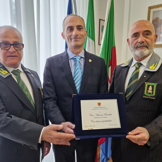 Sanremo: il presidente del Consiglio Alessandro Il Grande consegna una targa all'Anfi