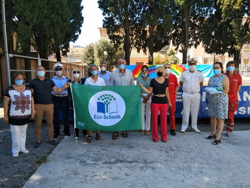 Diano Marina: consegnate ieri mattina le quattro 'Bandiere Verdi' alle scuole pubbliche (Foto) Diano Marina: consegnate ieri mattina le quattro 'Bandiere Verdi' alle scuole pubbliche (Foto)