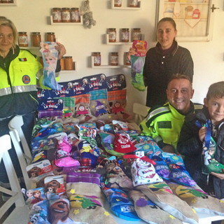 Con la Protezione Civile di Vallebona, Seborga e Perinaldo 51 calze della befana per i bambini meno fortunati Con la Protezione Civile di Vallebona, Seborga e Perinaldo 51 calze della befana per i bambini meno fortunati