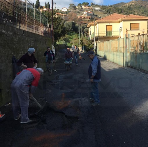 Sanremo: il Comune ci mette l'asfalto ed i residenti il lavoro, a 'Rio Massè' importante collaborazione per migliorare le strade (Foto)