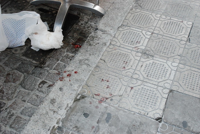 Sanremo: il marciapiede di piazza Colombo miete un'altra “vittima”, anziana inciampa e si rompe il naso