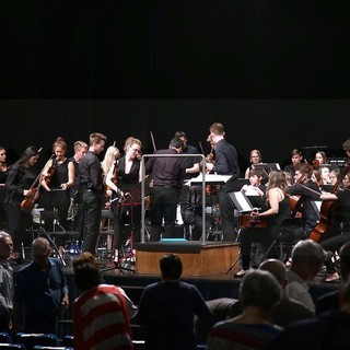 Al Palazzo del Parco sei minuti di applausi all’Orchestra della Scuola di Neckarsulm gemellata con Bordighera (Foto e Video)