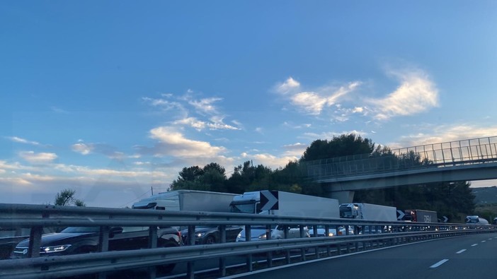 Controesodo del 25 aprile e tornano le lunghe code: sulla A10 solo nella nostra provincia siamo già a 16 km Controesodo del 25 aprile e tornano le lunghe code: sulla A10 solo nella nostra provincia siamo già a 16 km