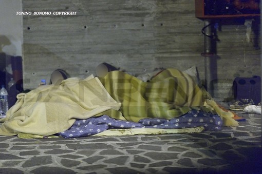 Sanremo: notte freddissima anche nella città dei fiori, molti i clochard in strada sotto le coperte Sanremo: notte freddissima anche nella città dei fiori, molti i clochard in strada sotto le coperte