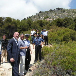 Lotta al degrado del litorale e al nudismo: ‘blitz’ interforze a Ventimiglia guidato dal commissario straordinario Bruno Lotta al degrado del litorale e al nudismo: ‘blitz’ interforze a Ventimiglia guidato dal commissario straordinario Bruno