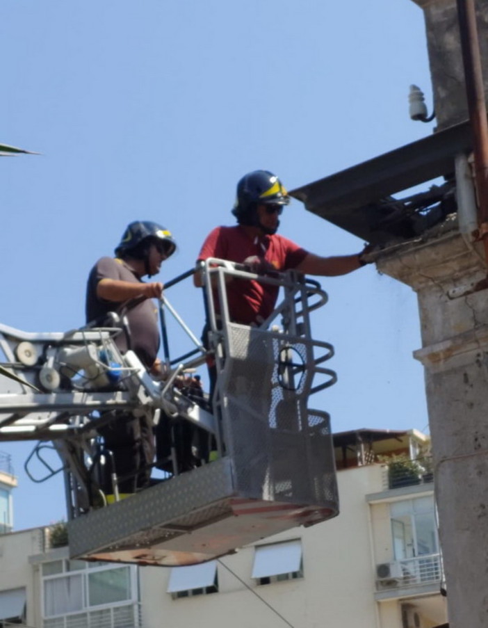 Sanremo: cadono calcinacci dalla costruzione ex Sati alla Foce, intervento dei Vigili del Fuoco (Foto)