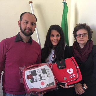 Imperia: consegnato al Comune il defibrillatore acquistato con le donazioni de ‘Il Cuore in Campo’