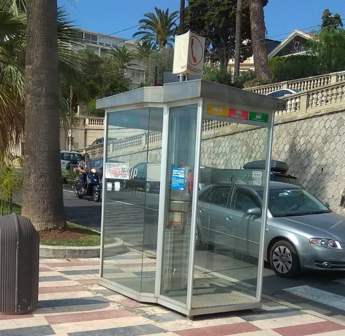 Smartphone, Whatsapp e Internet 'smantellano' le cabine del telefono: il 4 ottobre toccherà a quella di corso Imperatrice (Foto)