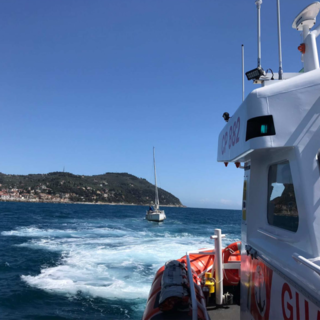 Bialbero di 16 metri in avaria, intervento della Guardia Costiera al largo di Bordighera Bialbero di 16 metri in avaria, intervento della Guardia Costiera al largo di Bordighera