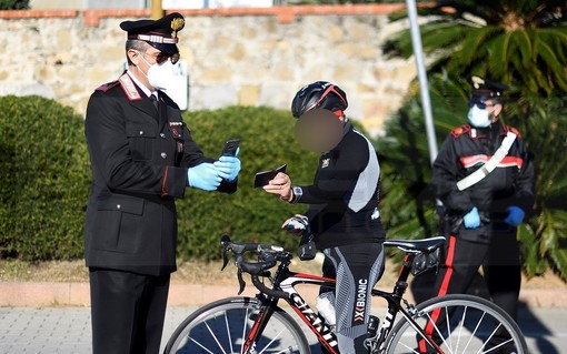 Sanremo: controlli dei Carabinieri sulla ciclabile per verificare eventuali atleti da altri comuni (Foto) Sanremo: controlli dei Carabinieri sulla ciclabile per verificare eventuali atleti da altri comuni (Foto)